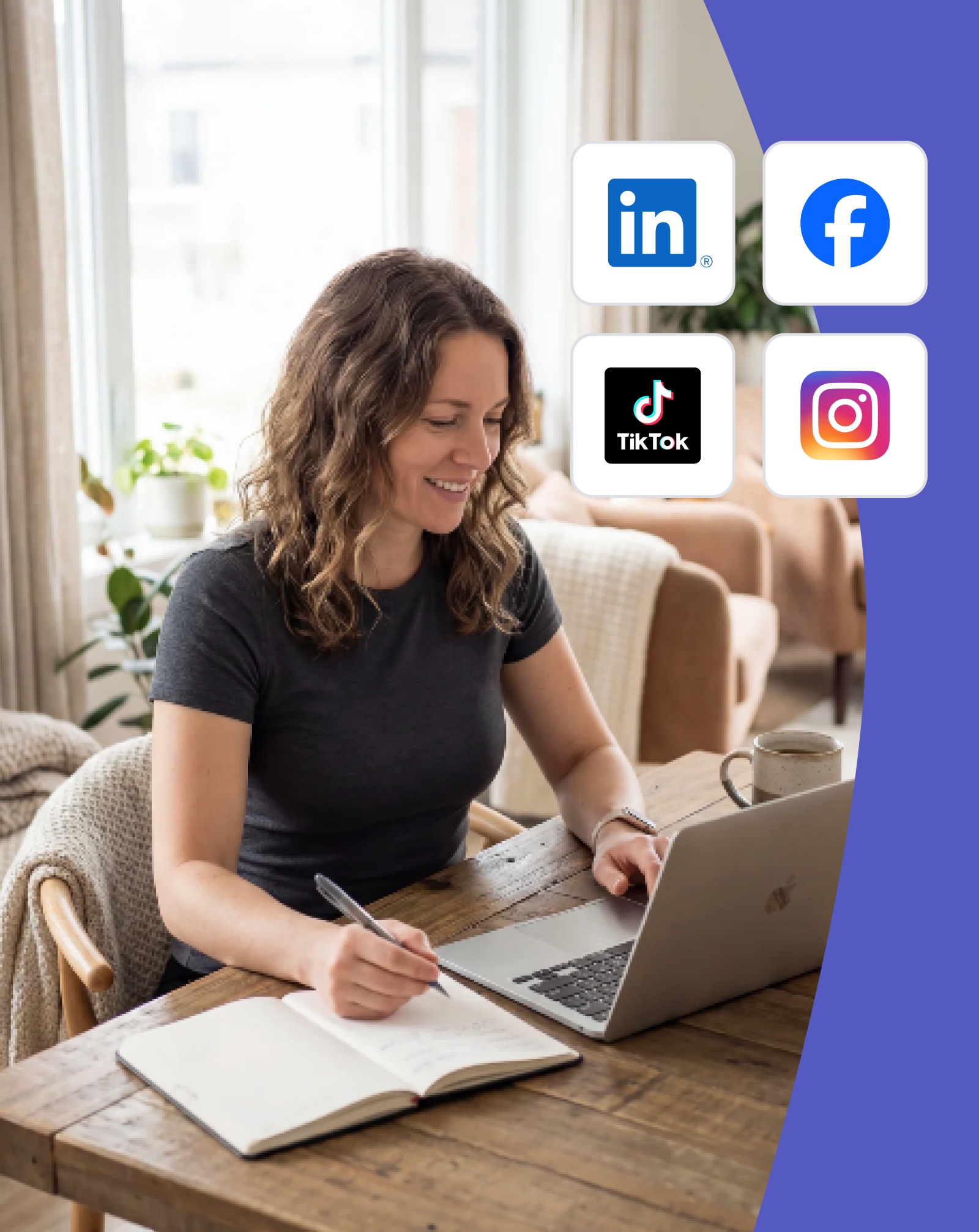 Designeuse Canva travaillant sur ses créations en studio