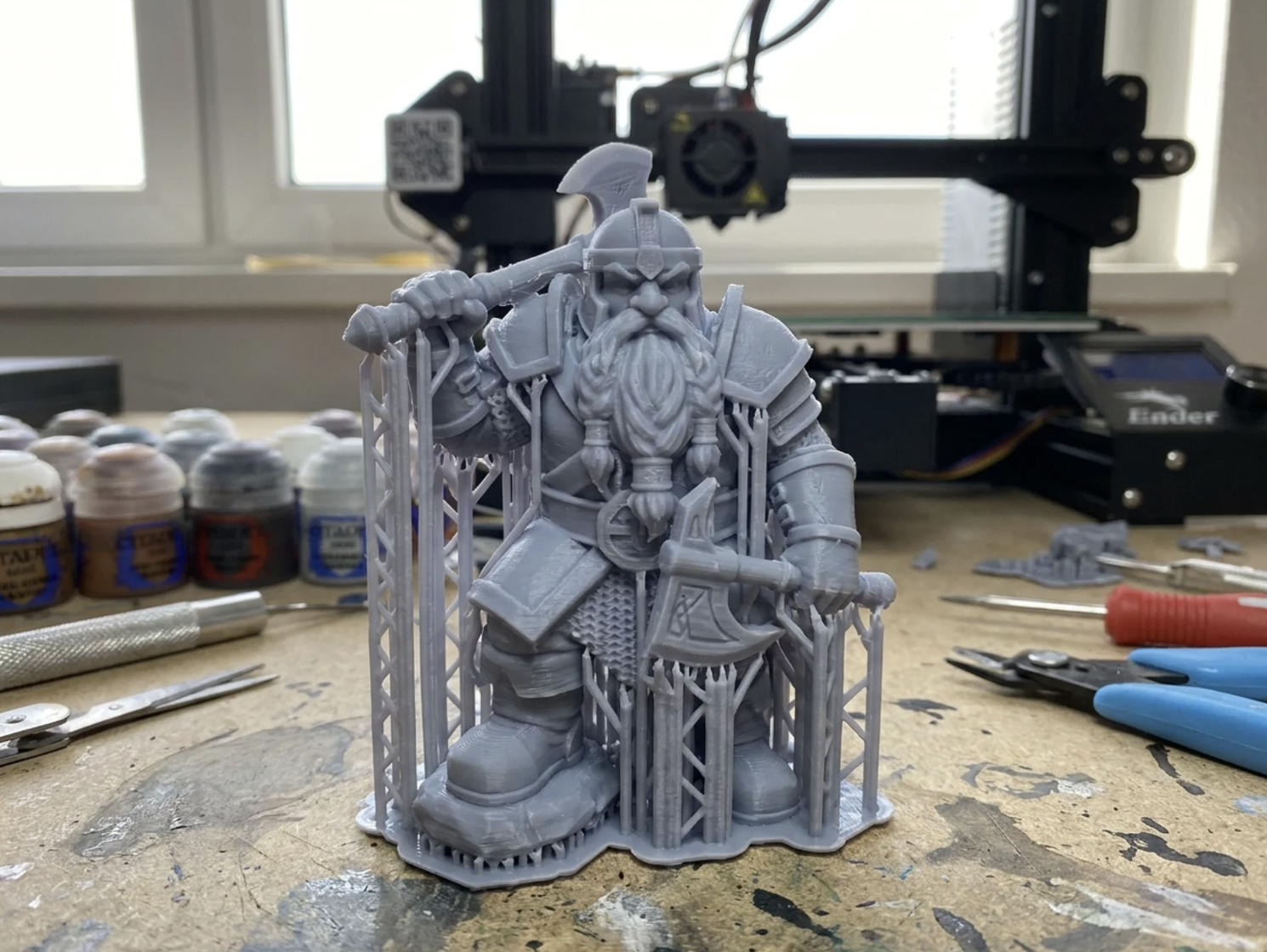 Figurine de collection imprimée en résine SLA avec supports, réalisée par un apprenant