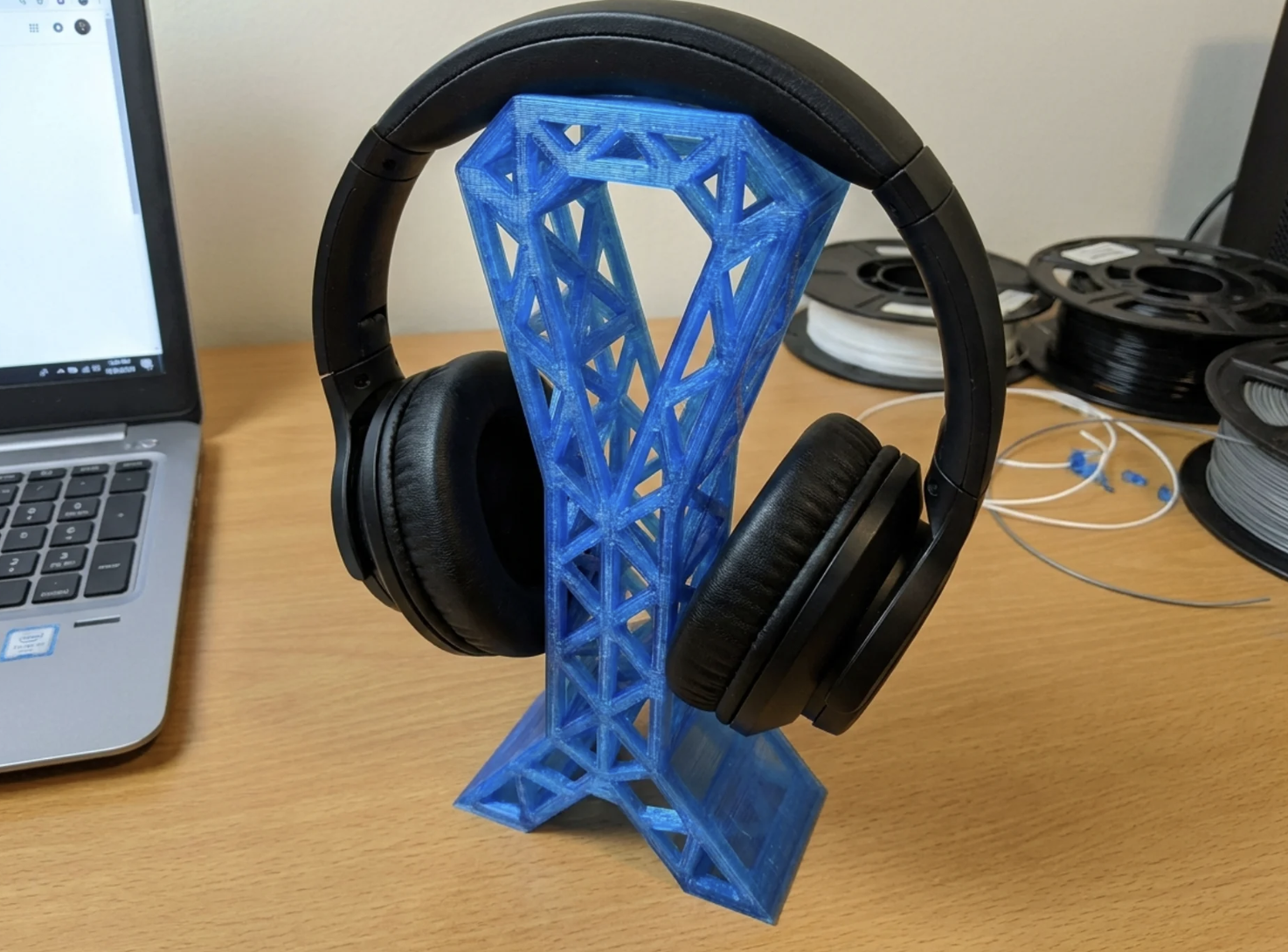 Support pour casque audio en treillis imprimé en PLA bleu, réalisé par un apprenant