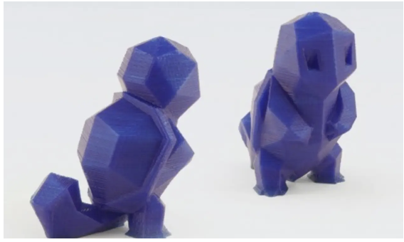 Deux figurines low-poly inspirées de Pokémon imprimées en filament bleu, réalisées par un apprenant