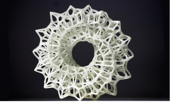 Sculpture géométrique en filigrane blanc imprimée en résine, réalisée par un apprenant